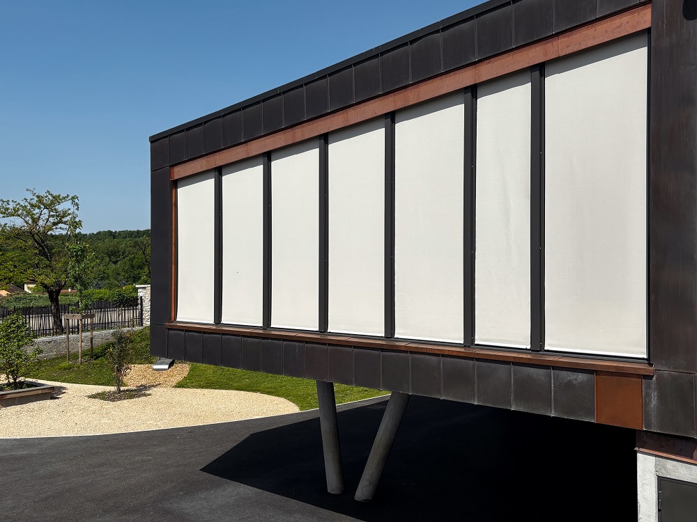 Porcieu-Amblagnieu after-school care centre : Transparent blinds ...